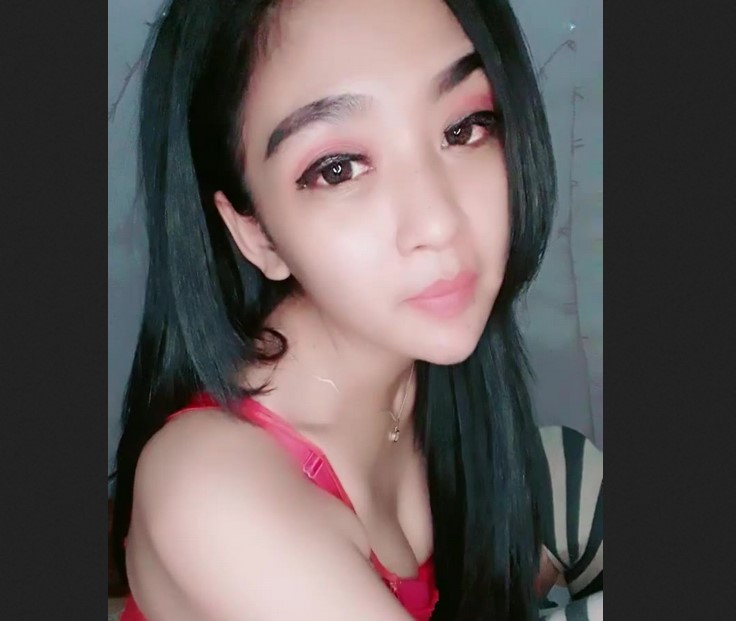 DeaLova Nyobain Live Colmek Satu Jari