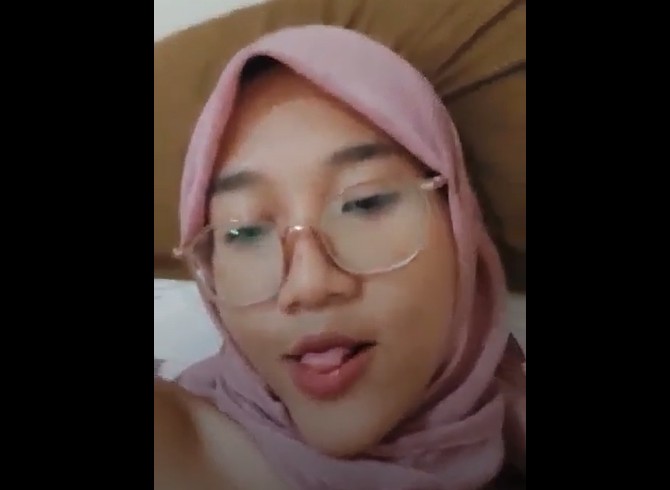 Ukhty Hijab Ungu Sange Parah